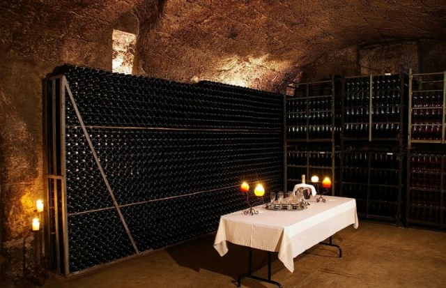 mesa preparada para una cata de vino